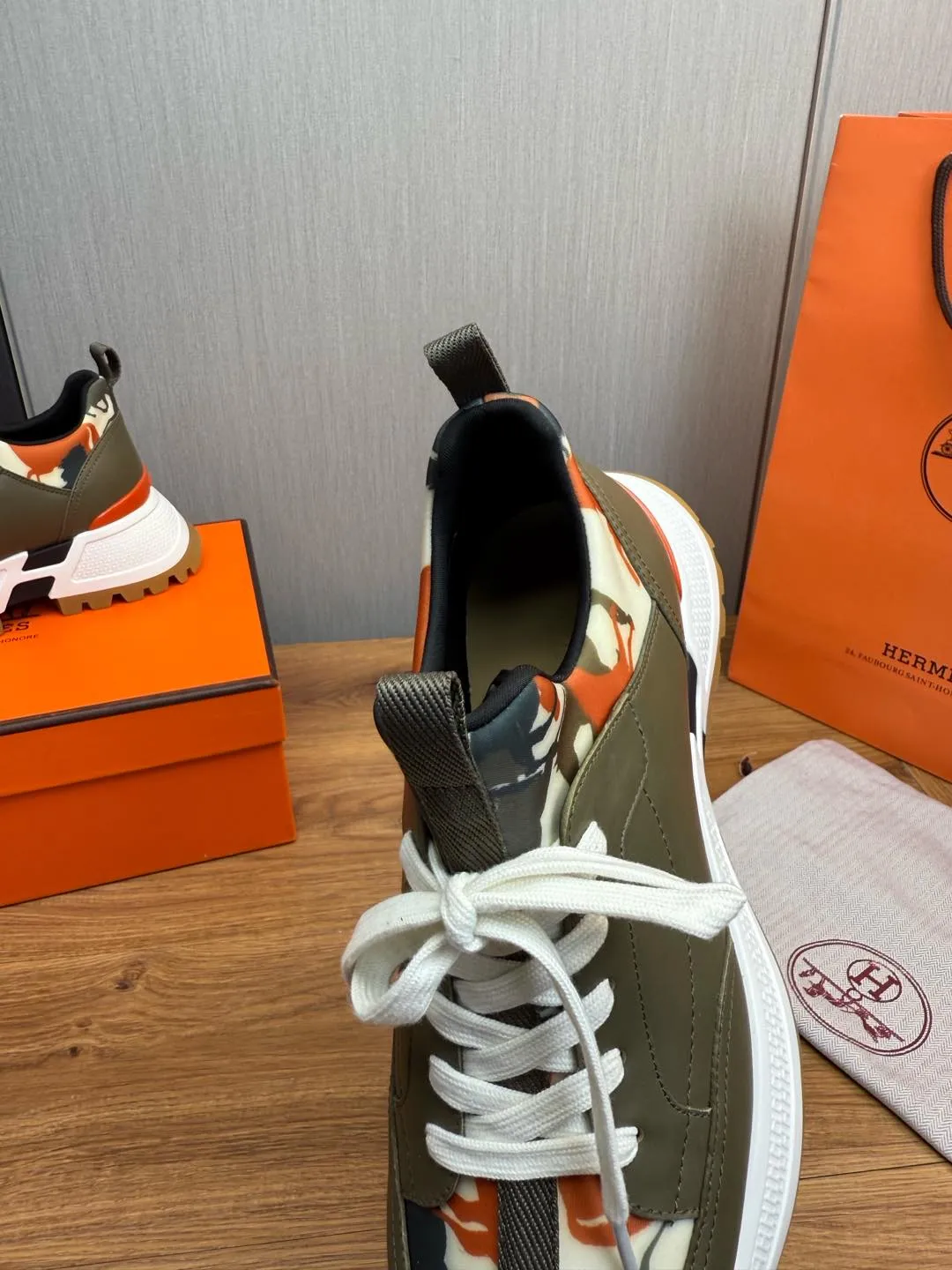 Men's men's shoes 💰780💰 HERMES/Hermès ** men's sports shoes The uppers are made of printed high-tech jersey fabric and calfskin sports shoes. The oversized sole features a geometric pattern and signature "H" detailing for an outdoor style. Black rubber sole, white rubber midsole, black and orange rubber inserts, tundra green lambskin insole, black high-tech canvas lining! Size: 39-40-41-42-43-44 (customized in 38.45)